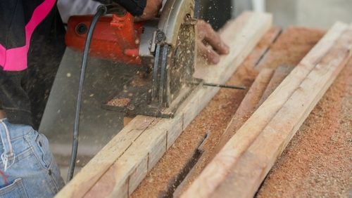Carpenter,Cuts,Wood,With,A,Circular,Saw