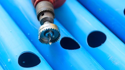 The,Man,Use,Hole,Saw,Perforate,The,Pvc,Pipe,Hole