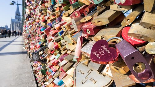 Love,Locks,At,The,Hohenzollern,Bridge,In,Cologne/,Germany