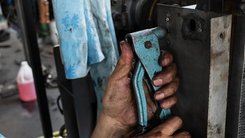 Workers,Are,Using,Hand,Riveter